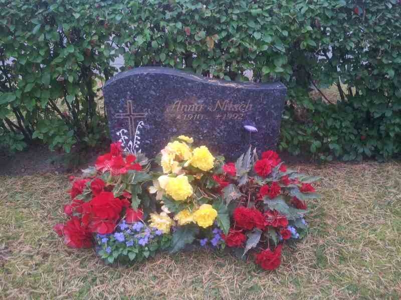Grave number: 1 KV.9   380-381