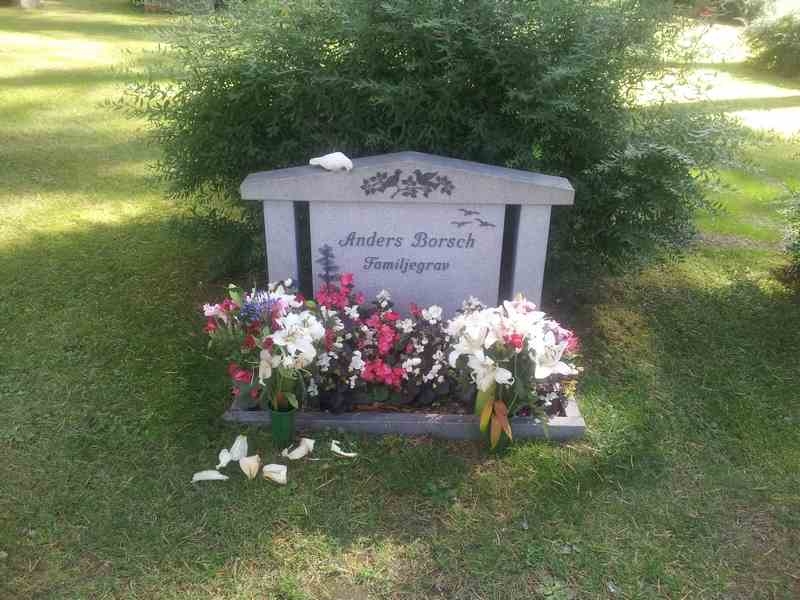 Grave number: 1 NE    40
