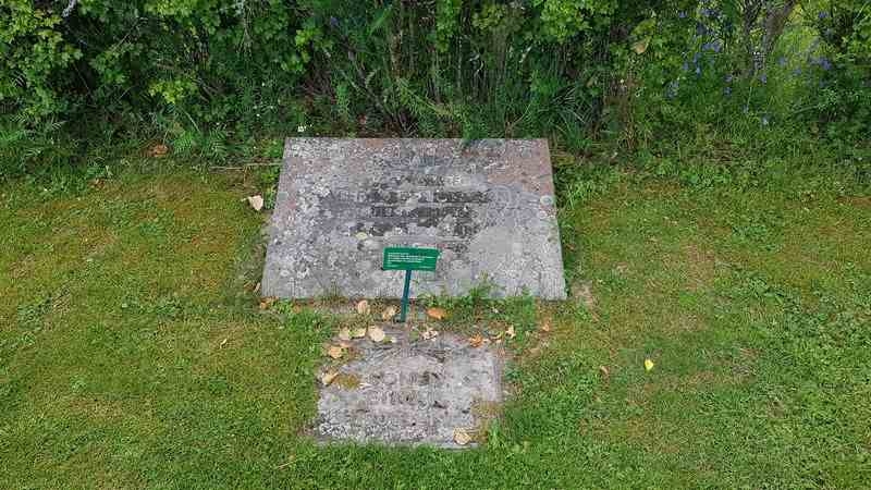 Grave number: 3 V E4     8-9