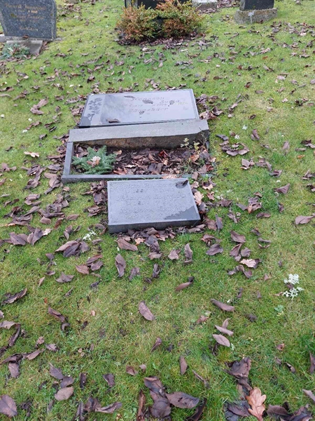 Grave number: SG 02   420, 421
