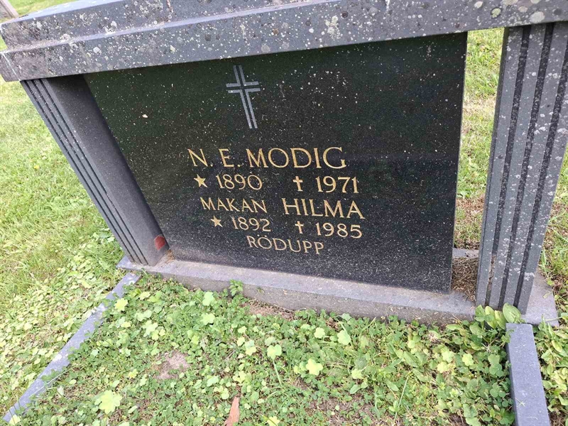 Grave number: 001 2   737