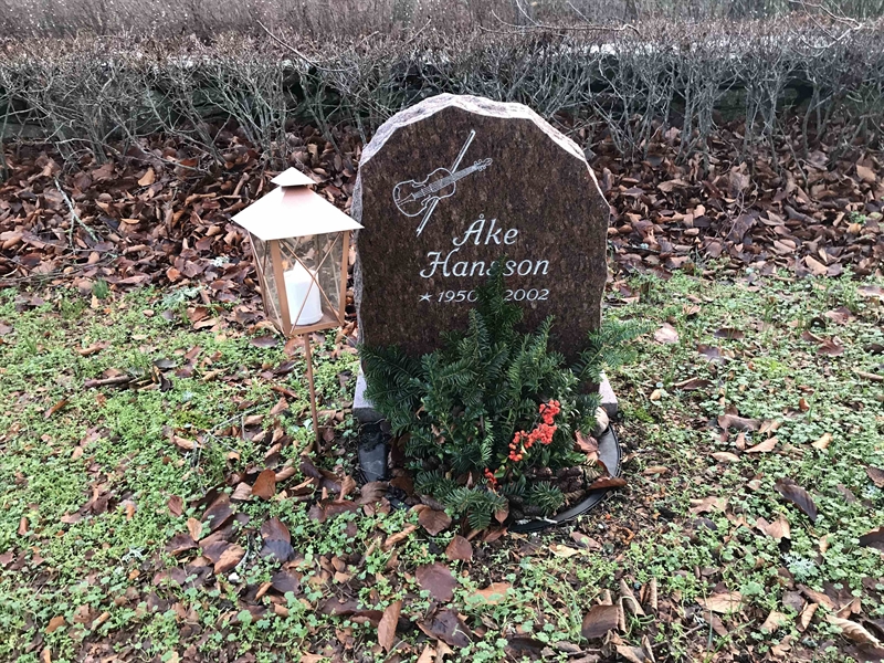 Grave number: L E    23