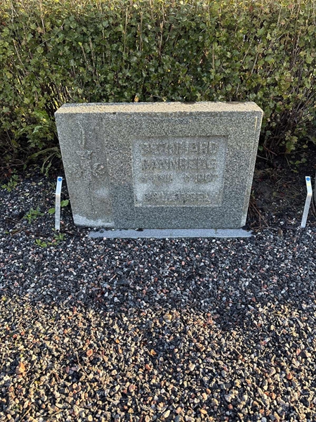 Grave number: 4 N NB   114