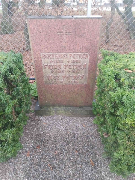 Grave number: Ö 33y     3a, 3b, 3c