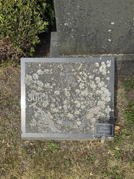 Grave number: FÅ D 104, 105, 106