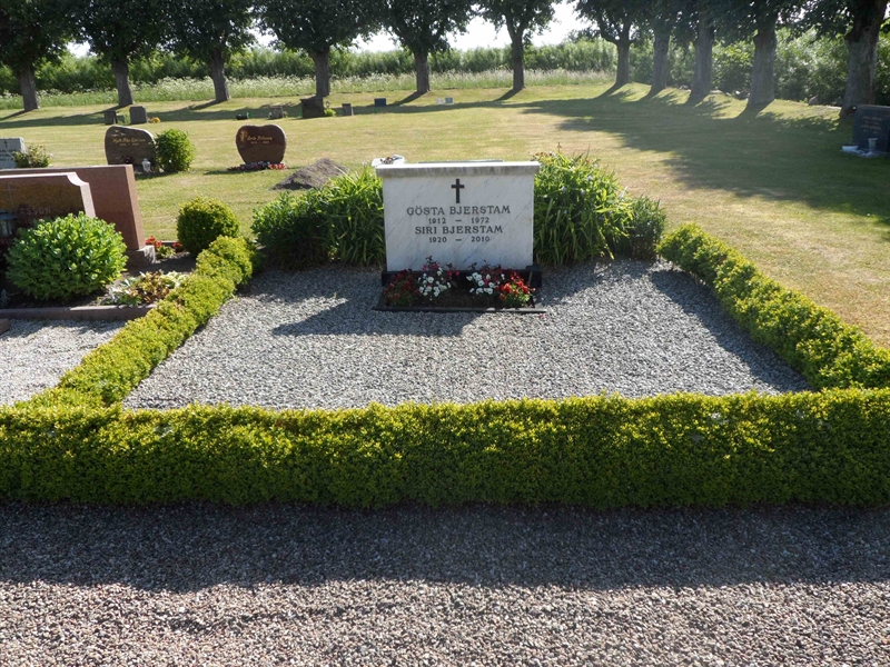 Grave number: ÖV I    14, 15