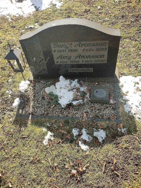 Grave number: AK H  1998, 1999