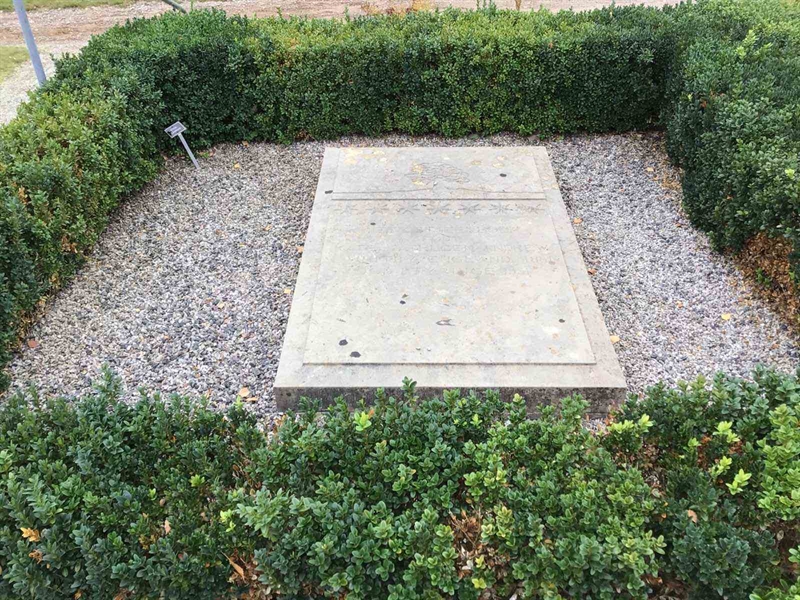 Grave number: 20 H    73-74