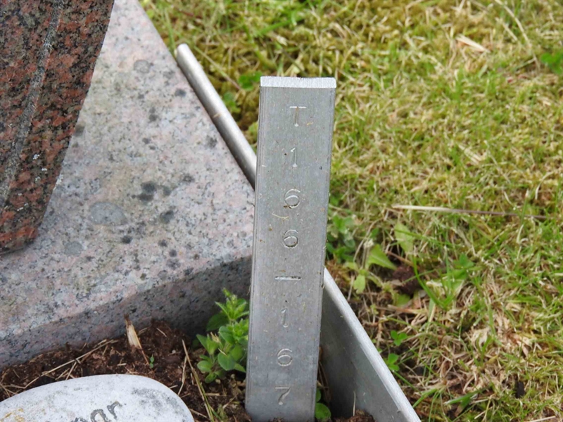 Gravnummer: BK T   166-167