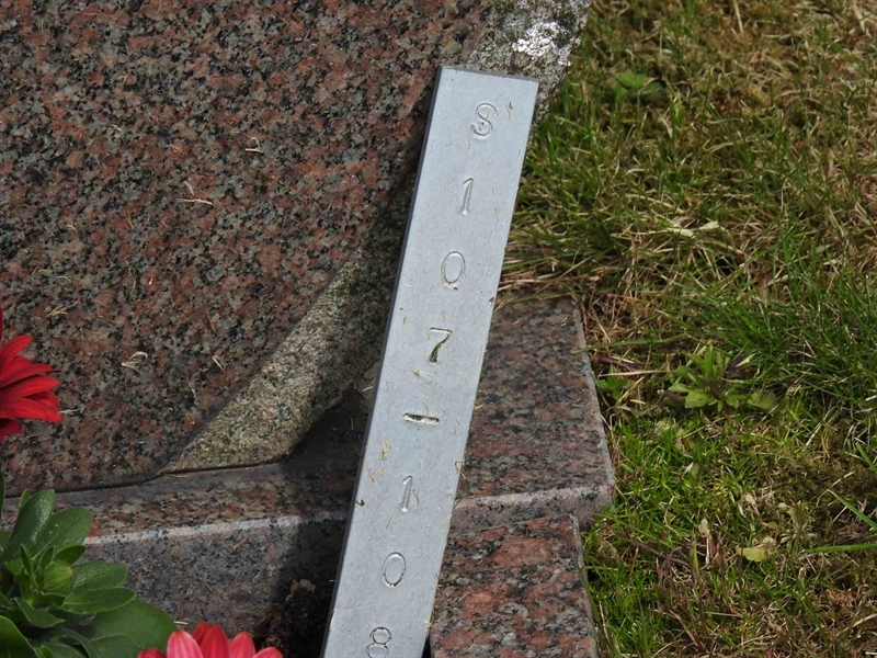 Gravnummer: BK S   107-108