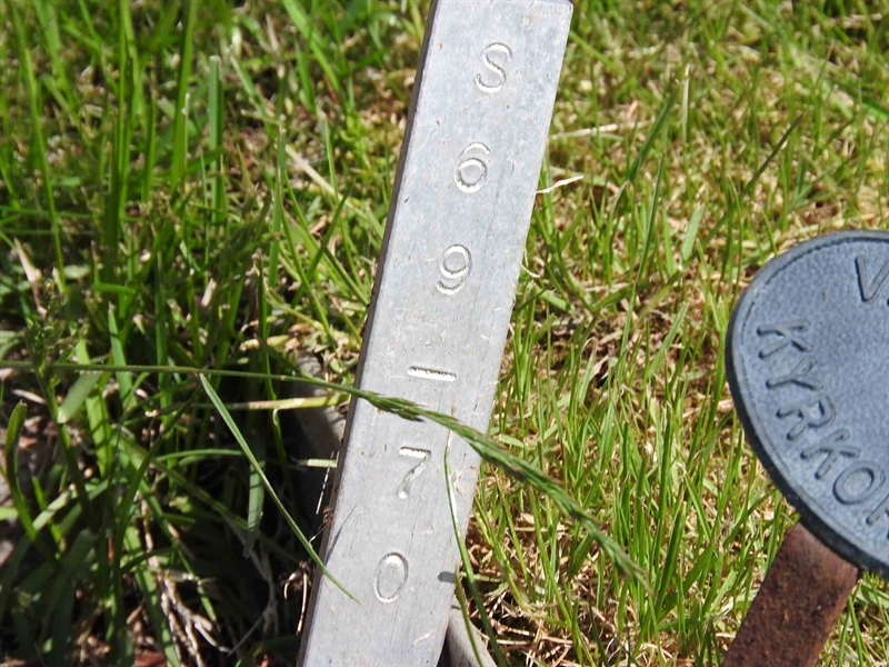 Grave number: BK S    69-70