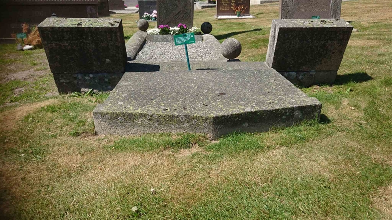 Grave number: LG 003  0451, 0452