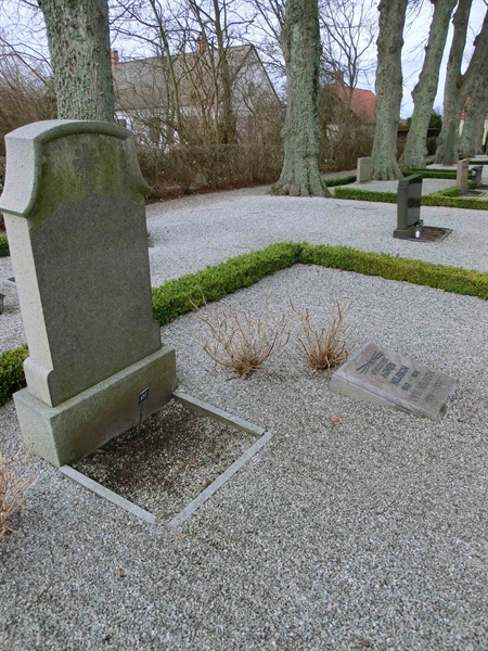 Grave number: LB E 085-088