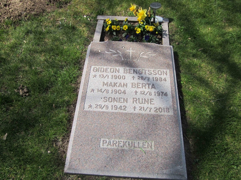 Grave number: 04 F   55, 56