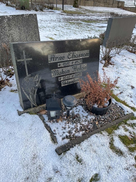 Grave number: Lax mell Kv4 142+143