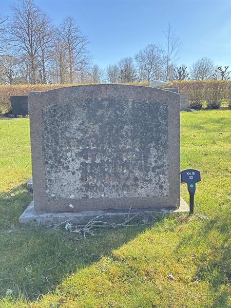 Grave number: 22 B    32