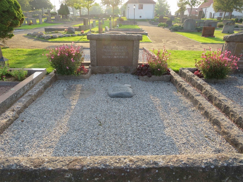 Grave number: 1 03   38