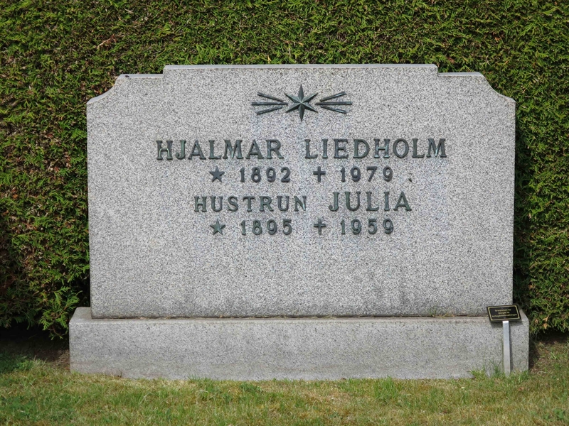 Grave number: HÖB 48    42