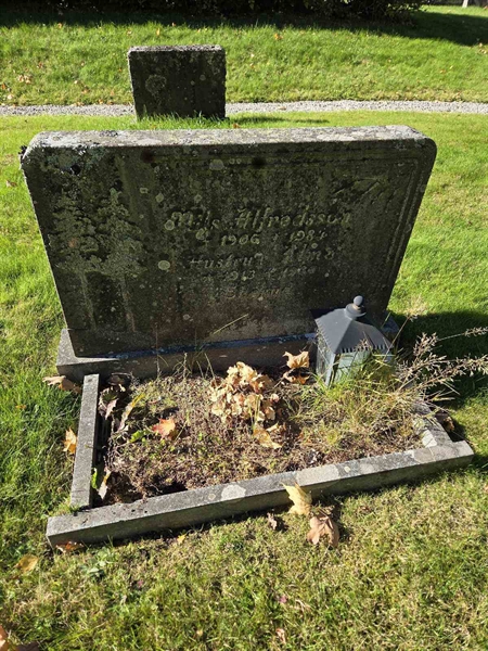 Grave number: T A D   772-773