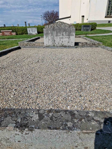 Grave number: 501 04 510-512