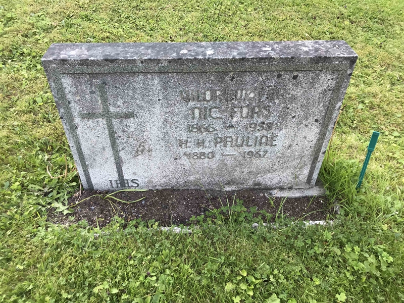 Grave number: UN B    10, 11, 12