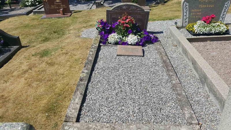 Grave number: LG 002  0327