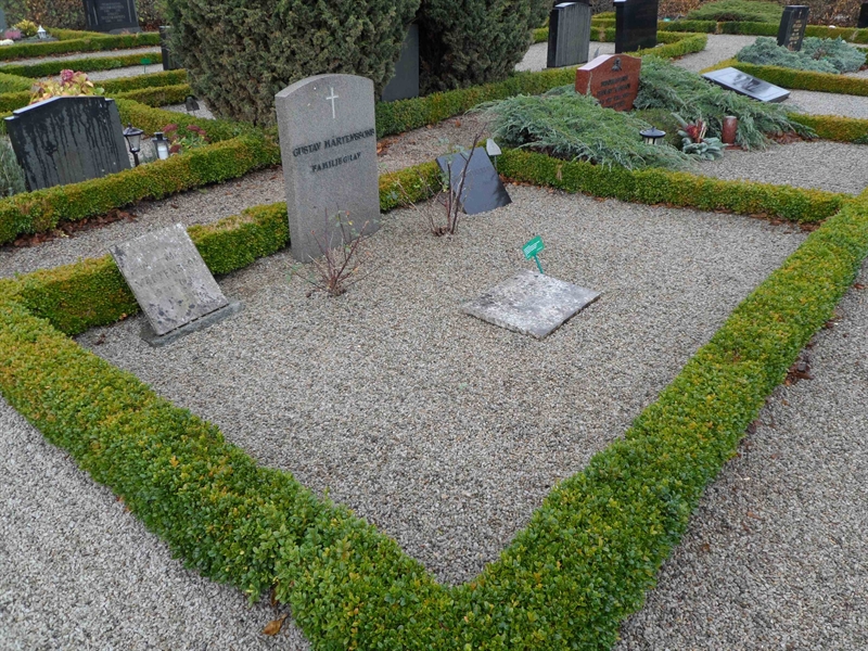 Grave number: ÖTN NMK3    32, 33, 34