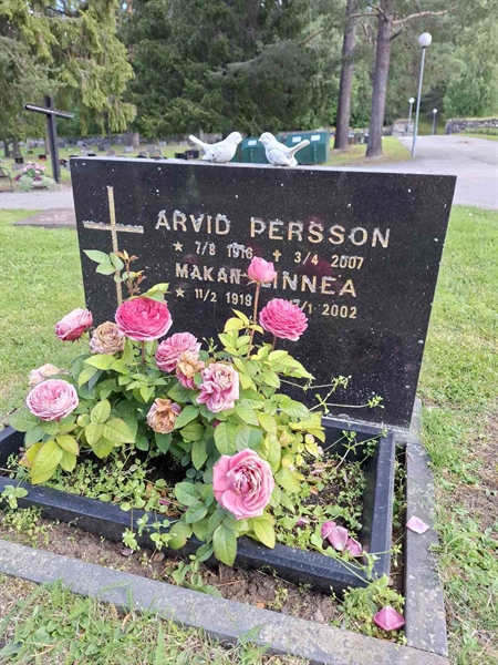 Grave number: 001 2   565