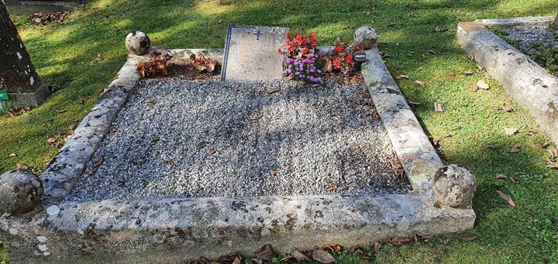 Grave number: SG 02   157, 158