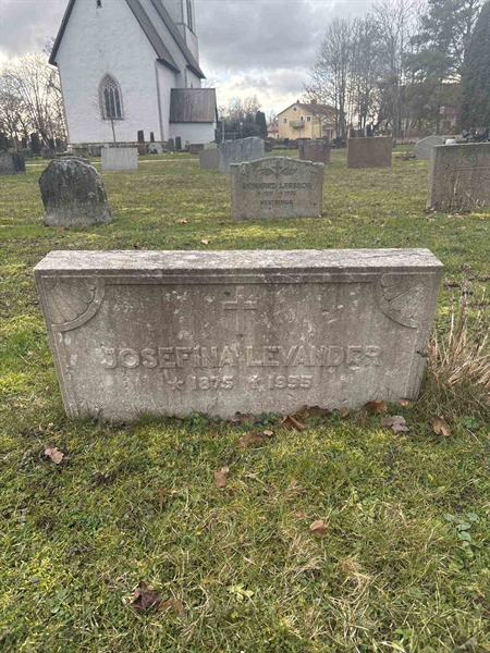 Grave number: E E 33