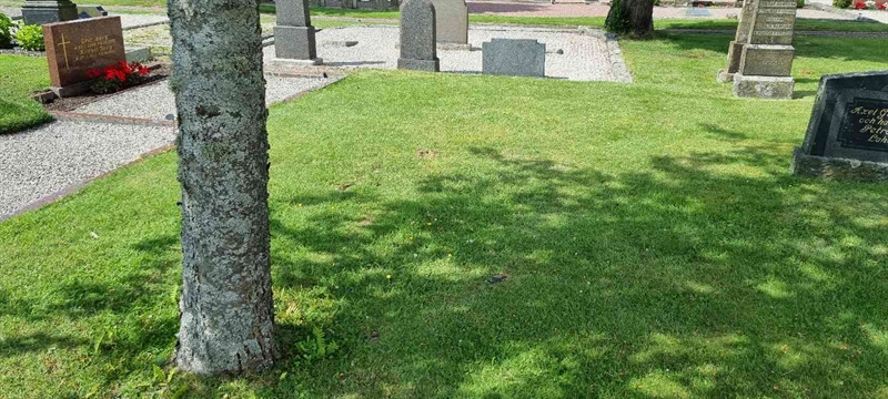 Grave number: LM 1 12  027