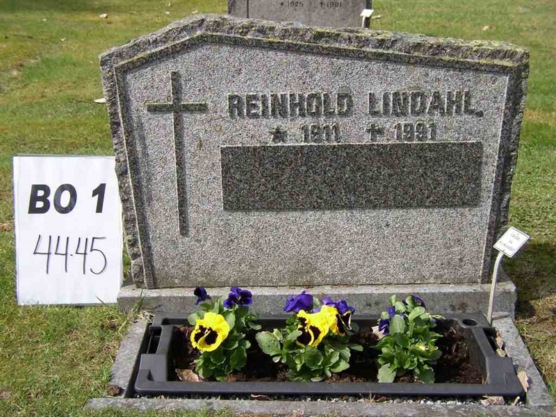 Grave number: BO 1    44-45