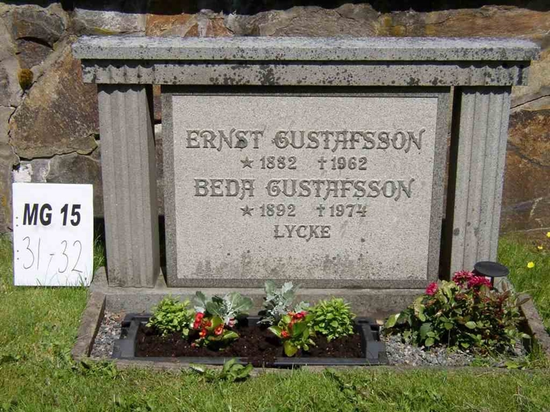 Grave number: M G 15 31-32