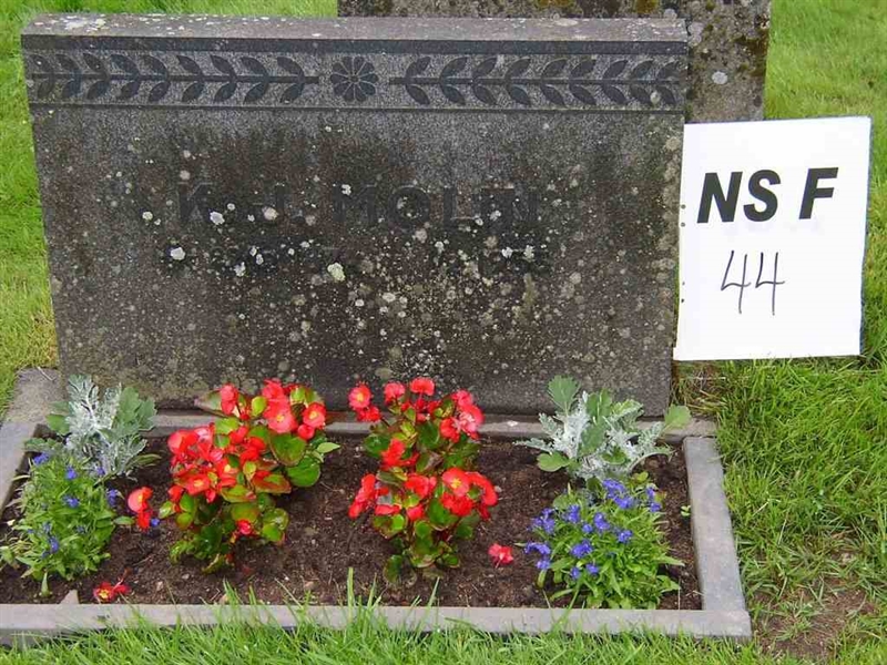 Grave number: NS F    44