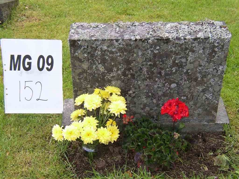 Grave number: M G 09   152