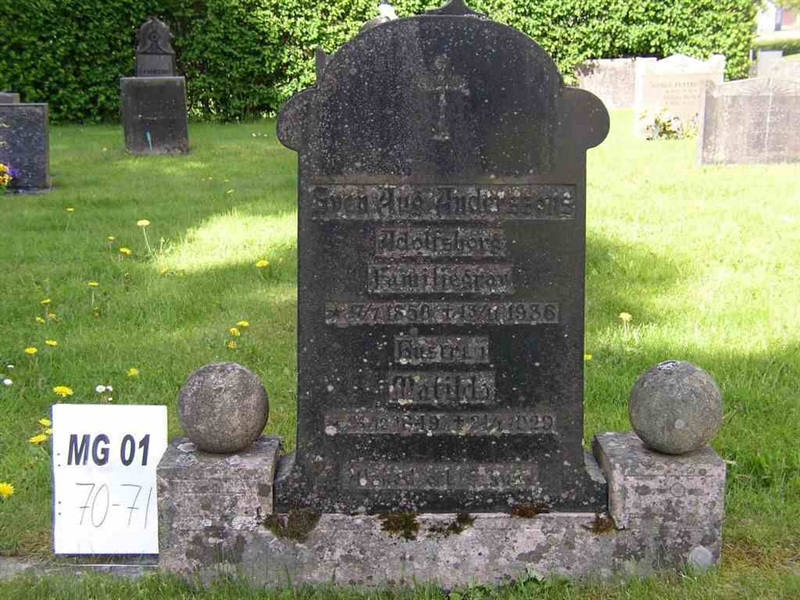 Grave number: M G 01    70-71