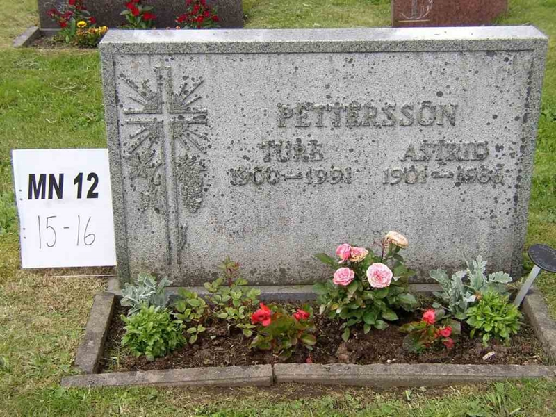 Grave number: M N 12    15-16