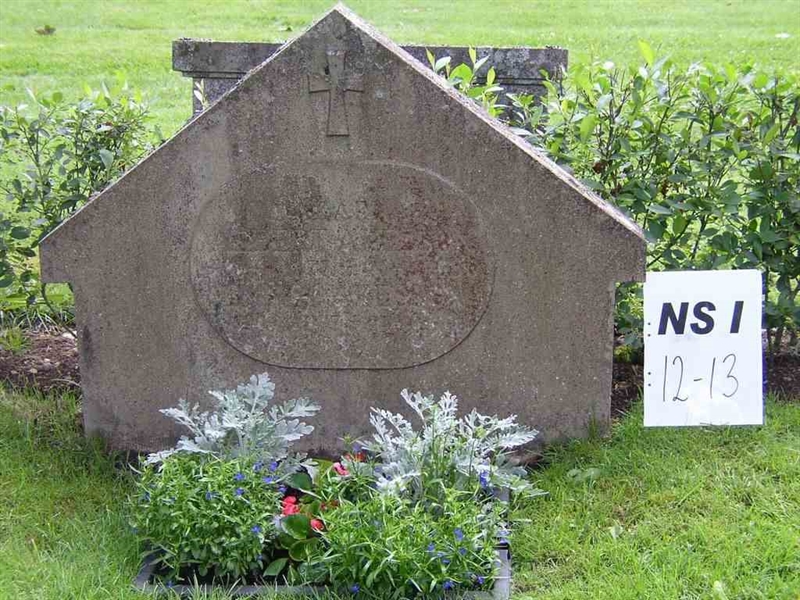 Grave number: NS I    12-13