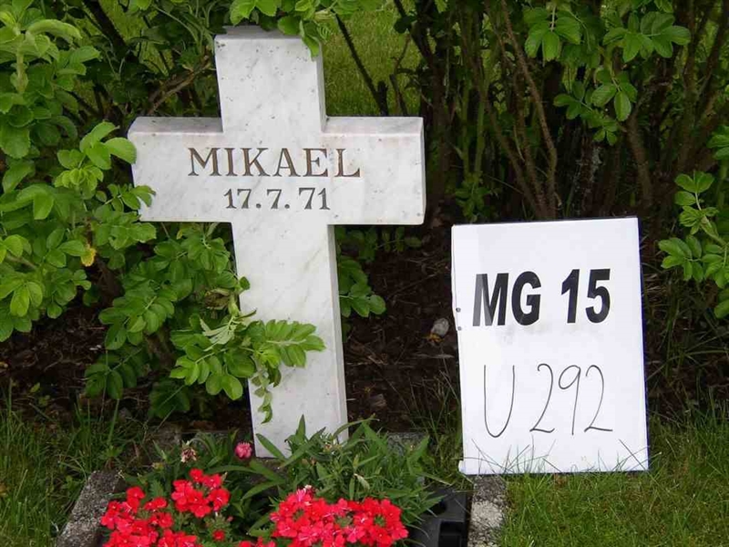 Grave number: M G 15 292