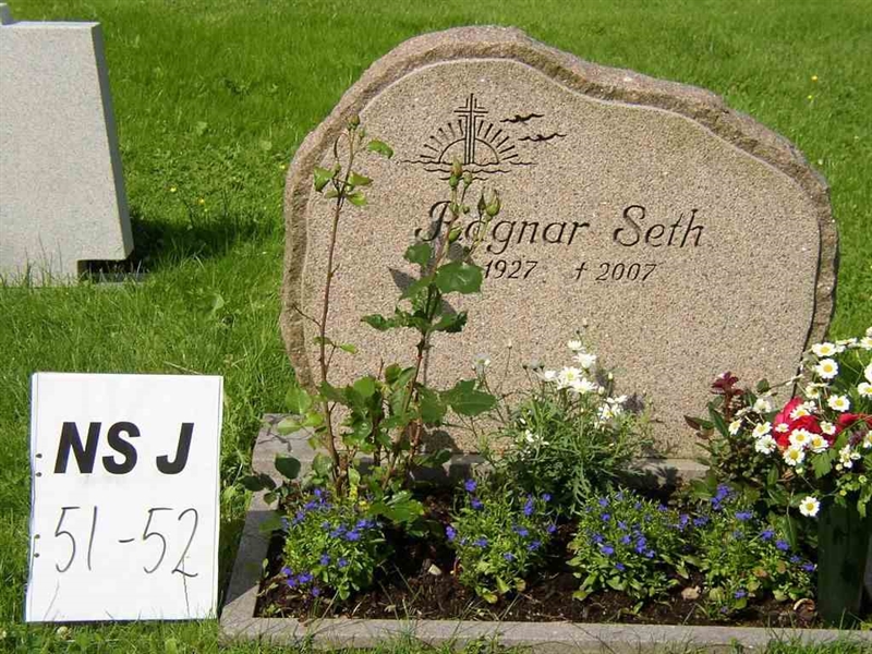 Grave number: NS J    51-52