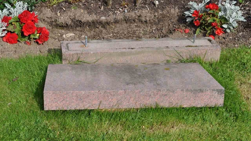 Grave number: A A    72-73