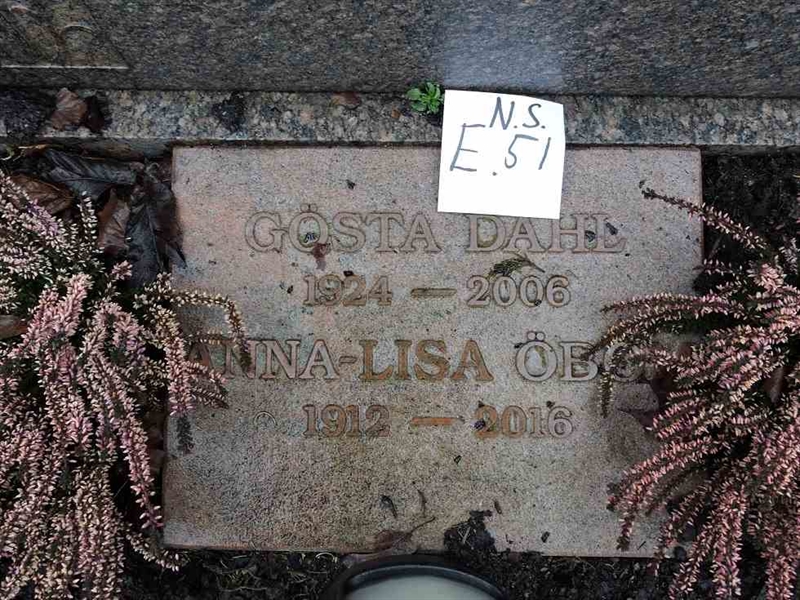 Grave number: NS E    51-52