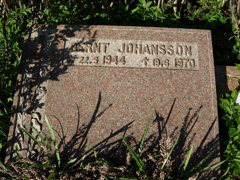 Grave number: A K 32