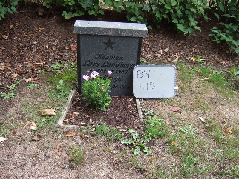 Grave number: B N C   121