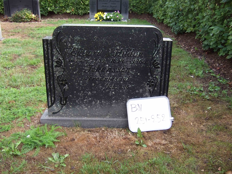 Grave number: B N B    71-72