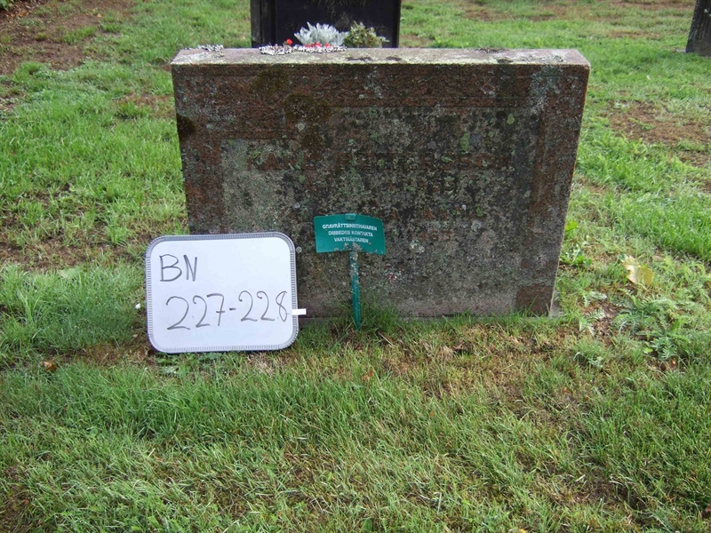 Grave number: B N B    73-74
