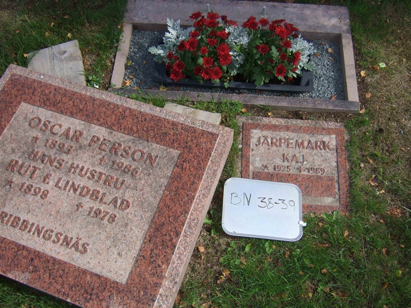 Gravnummer: B N F    52-53