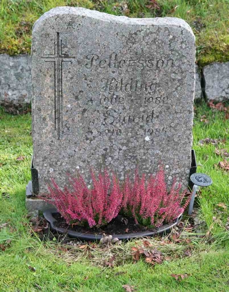 Hautatunnus: F Ö U 52