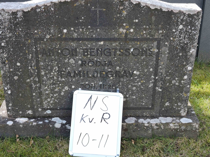 Grave number: NS R    10-11