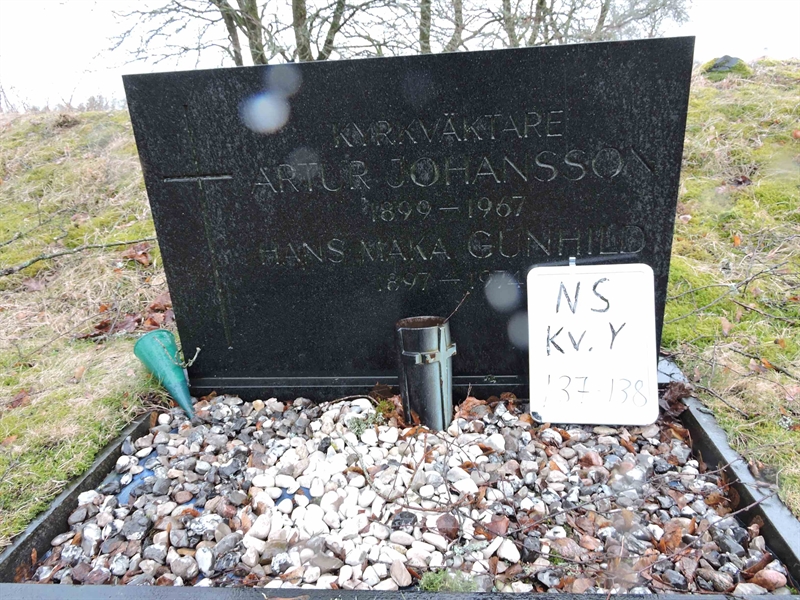 Grave number: NS Y   137-138